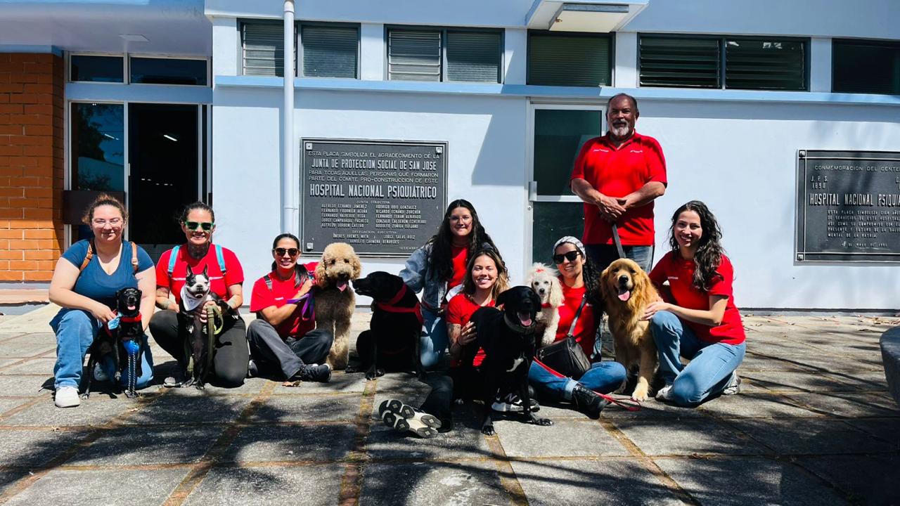 Equipo ACOTEAMA frente al Hospital Nacional Psiquiátrico
